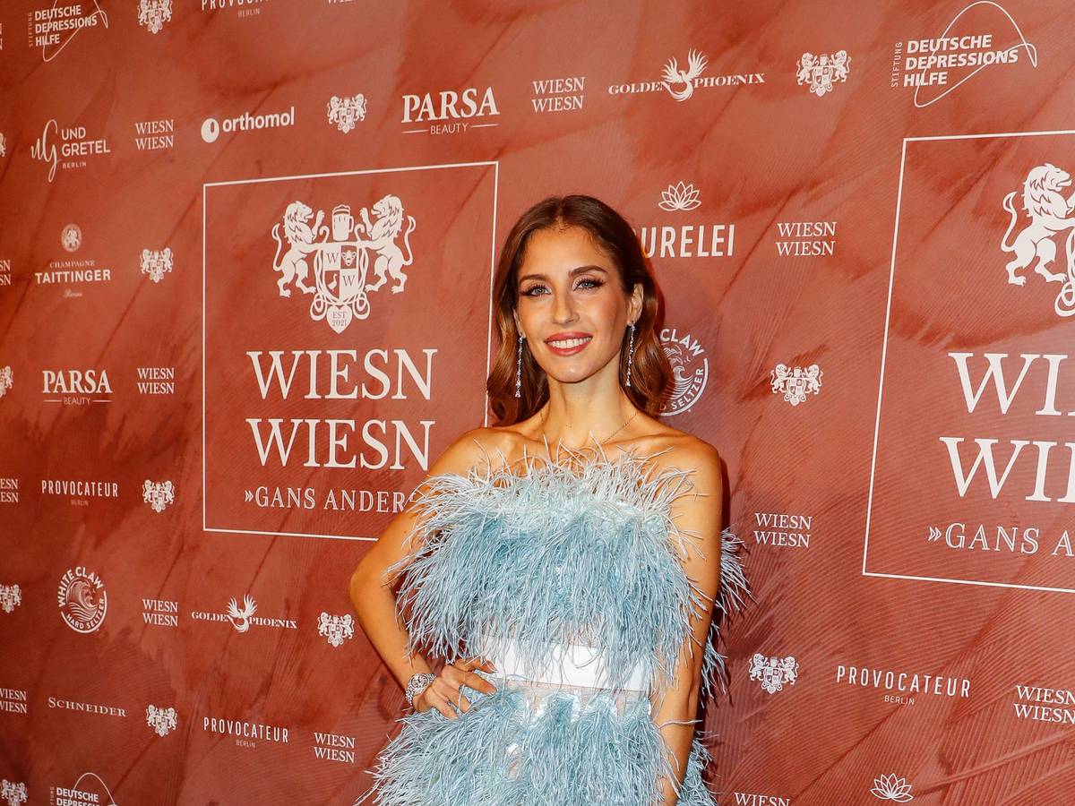 Cathy Hummels kommt zum Charity-Dinner „Wiesn Wiens Gans anders“ im Hotel Provocateur.