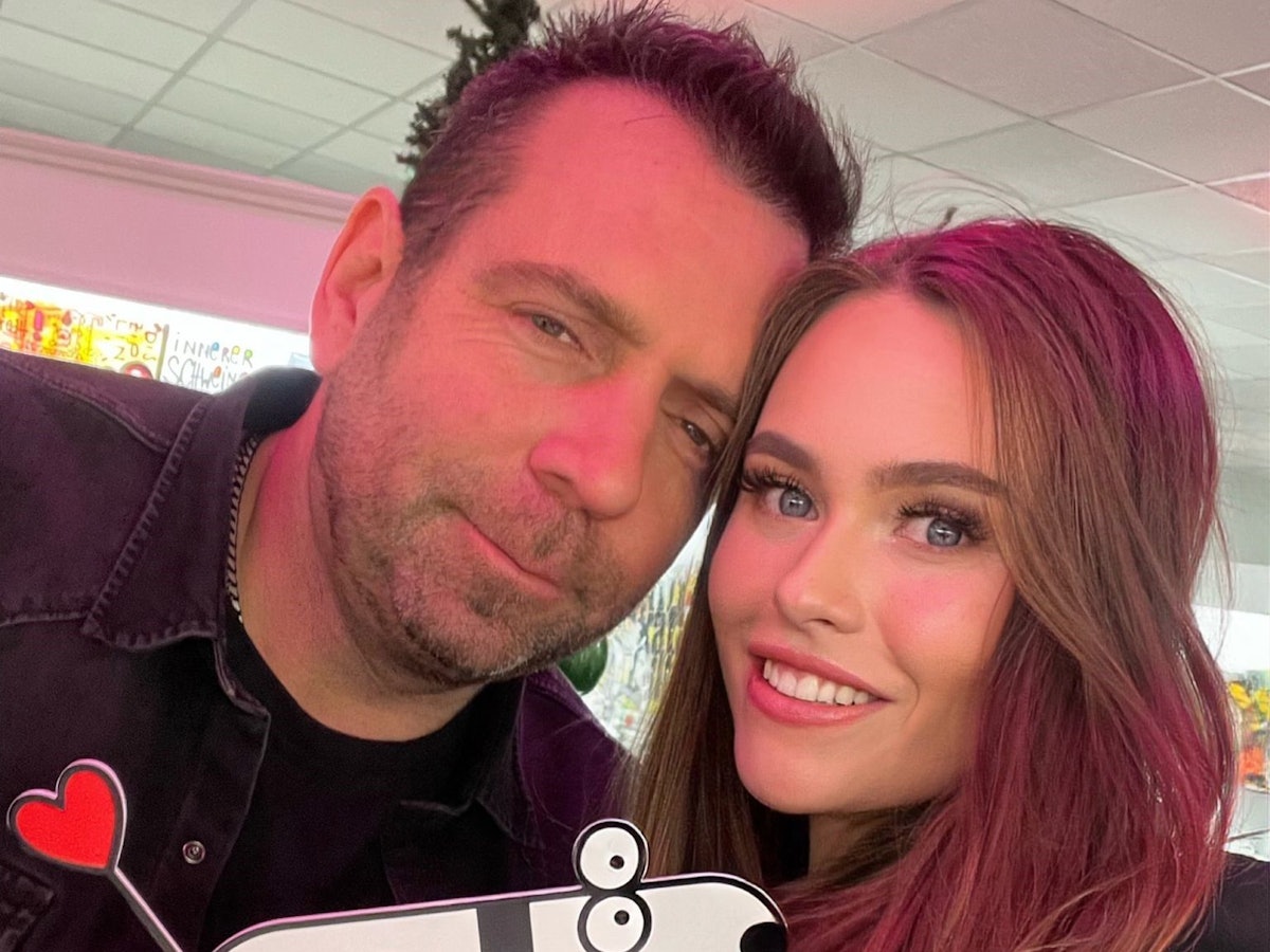 Schlagerstar Ikke Hüftgold zeigte bei der Vernissage von Kumpel Jürgen Kadel (HonkArt) am 26. November 2021 seine neue Freundin Nina.