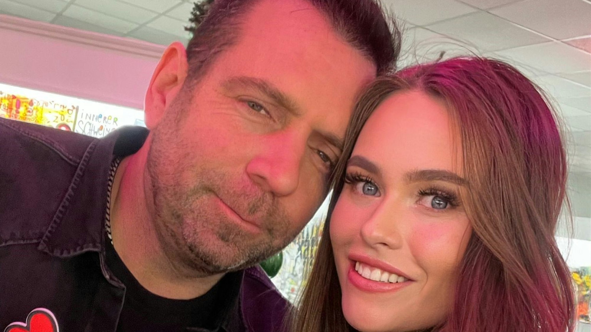 Schlagerstar Ikke Hüftgold zeigte bei der Vernissage von Kumpel Jürgen Kadel (HonkArt) am 26. November 2021 seine neue Freundin Nina.