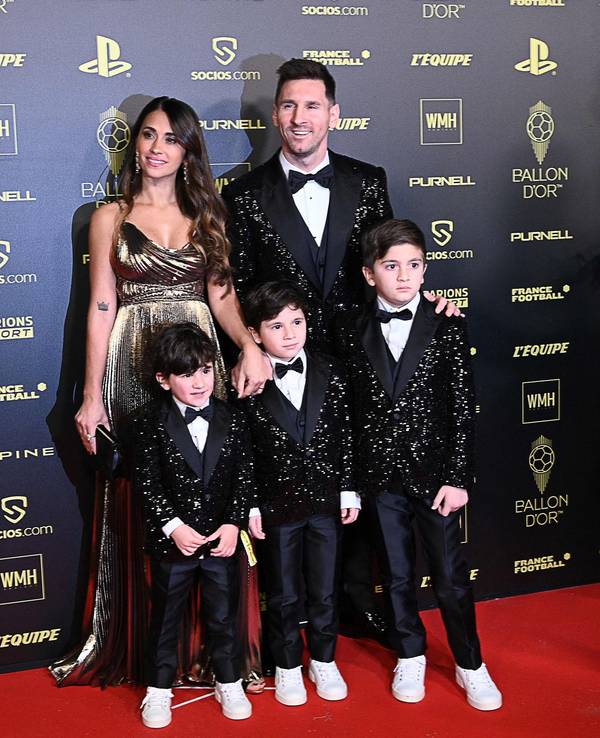 Lionel Messi mit Antonela Roccuzzo und den Kindern Ciro, Mateo und Thiago.