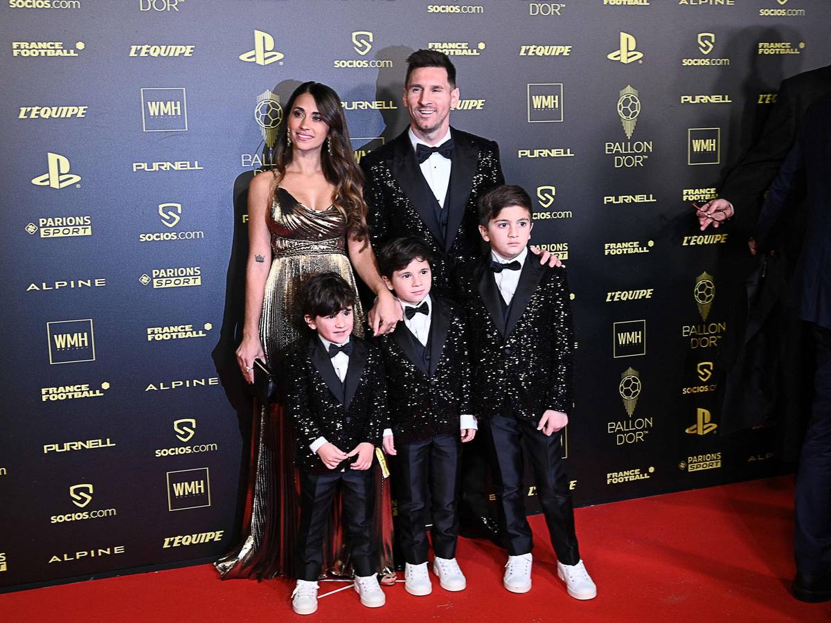 Lionel Messi mit Antonela Roccuzzo und den Kindern Ciro, Mateo und Thiago.