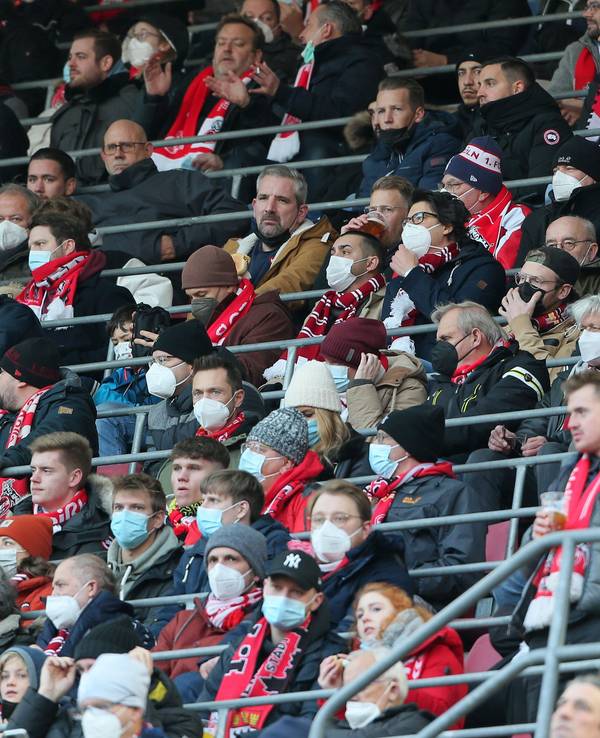 Fans verfolgen das Derby 1. FC Köln gegen Borussia Mönchengladbach.