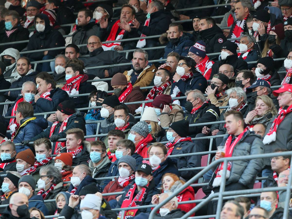 Fans verfolgen das Derby 1. FC Köln gegen Borussia Mönchengladbach.
