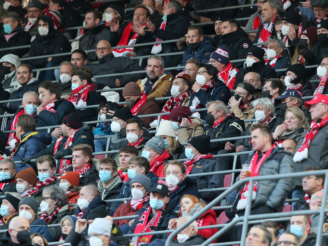 Fans verfolgen das Derby 1. FC Köln gegen Borussia Mönchengladbach.