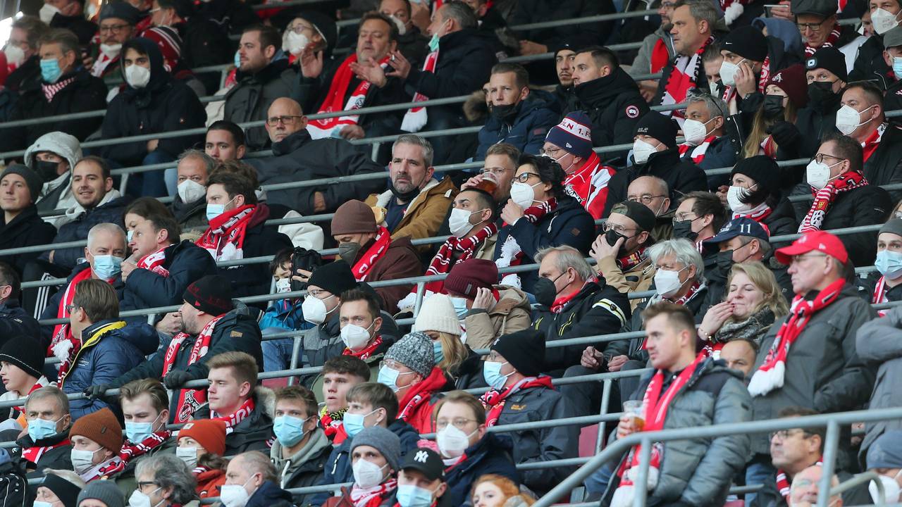 Fans verfolgen das Derby 1. FC Köln gegen Borussia Mönchengladbach.