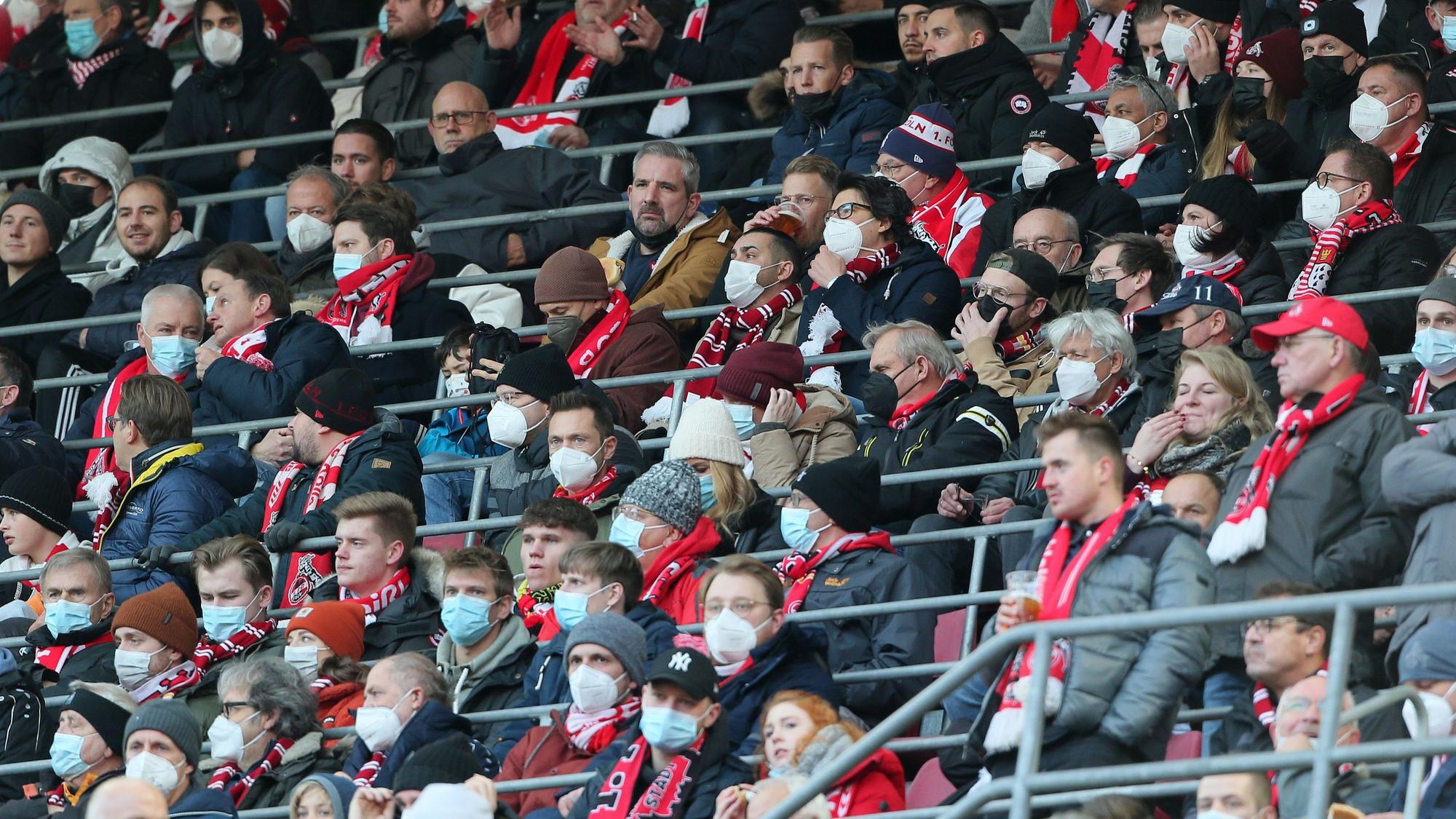 Fans verfolgen das Derby 1. FC Köln gegen Borussia Mönchengladbach.