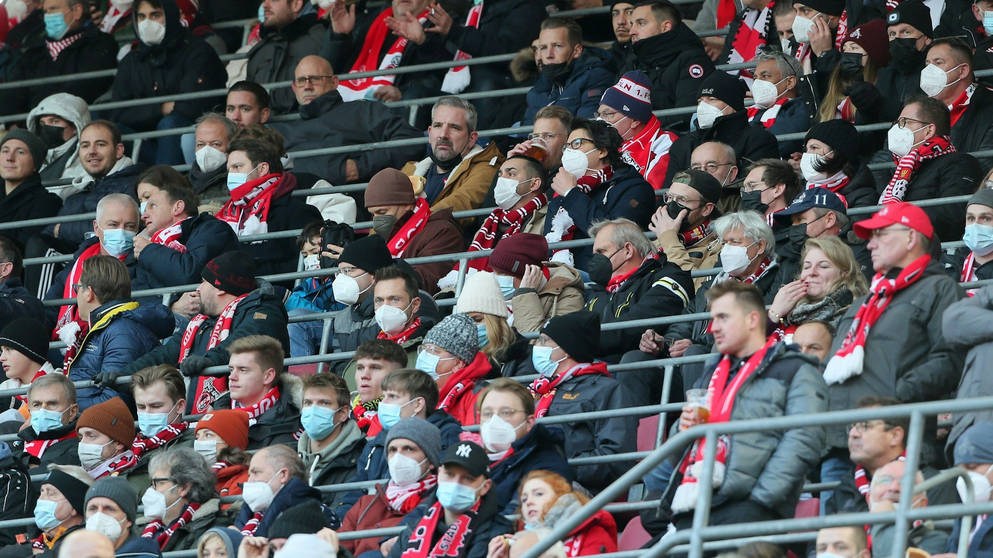Fans verfolgen das Derby 1. FC Köln gegen Borussia Mönchengladbach.