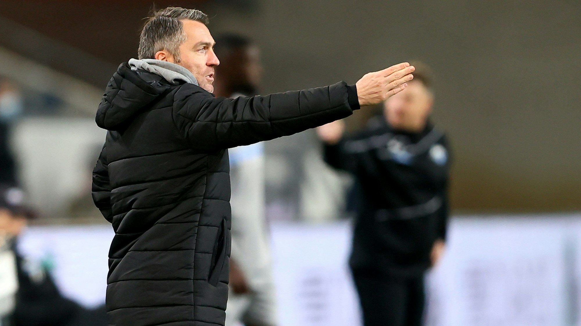 Jan Zimmermann gibt bei einem Spiel von Hannover 96 Anweisungen am Spielfeldrand.