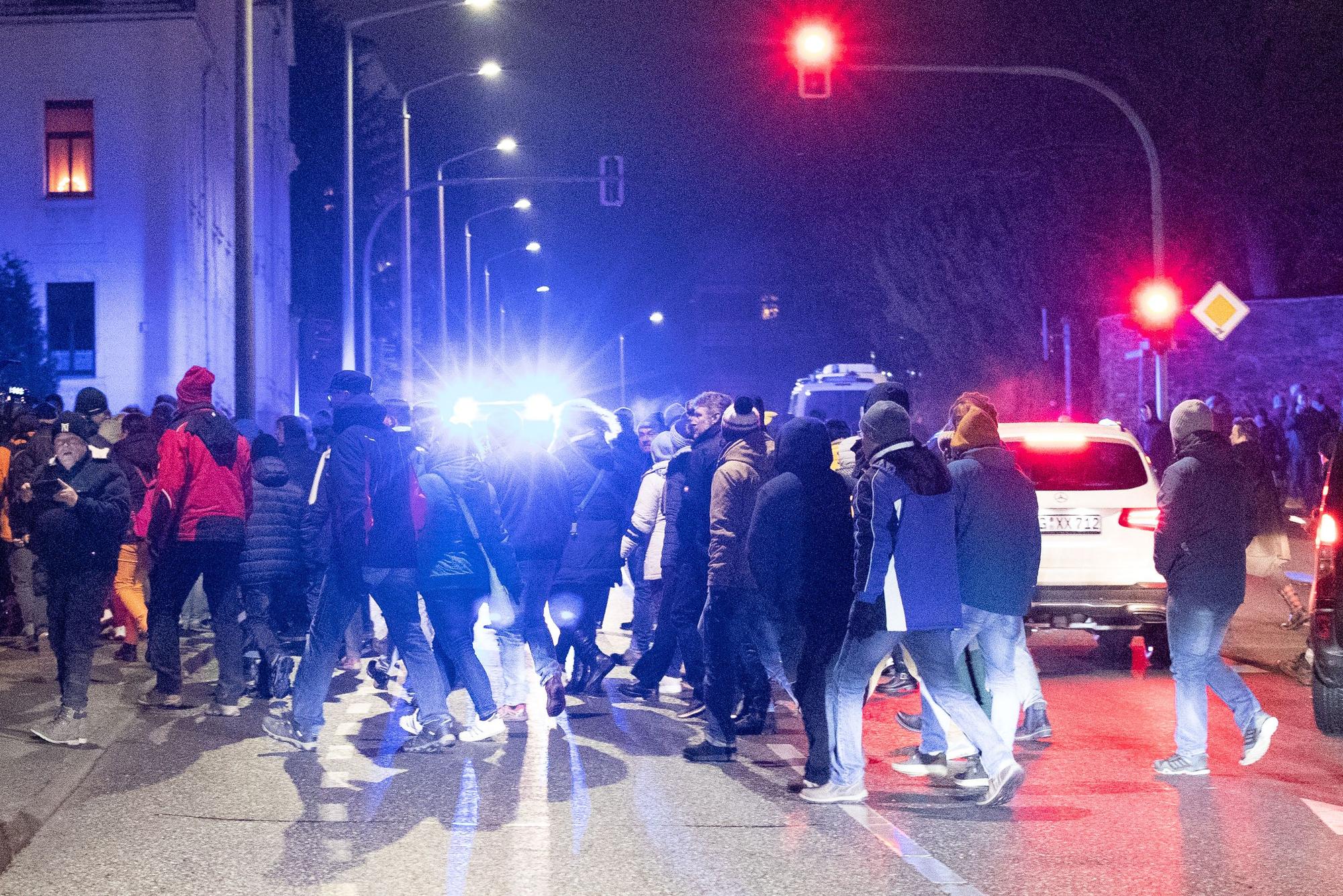 29.11.2021, Sachsen, Freiberg: Dem Aufruf zu Protesten gegen die Corona-Schutz-Maßnahmen folgen mehrere hunderte Menschen. Die Polizei begleitet die Proteste mit einem größerem Aufgebot. Foto: Daniel Schäfer/dpa-Zentralbild/dpa +++ dpa-Bildfunk +++