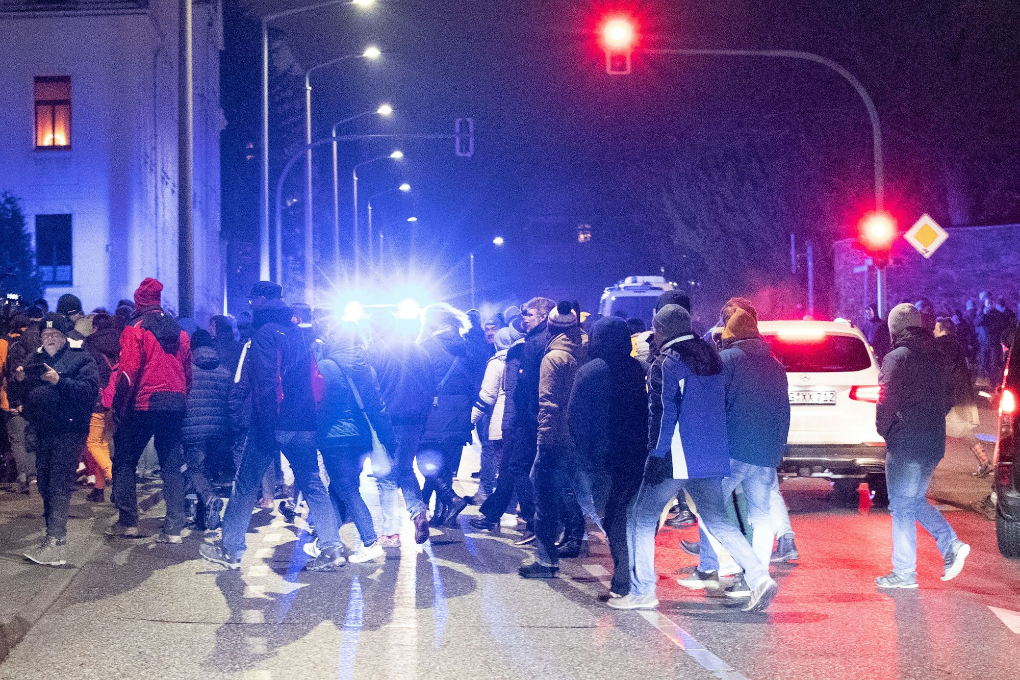 29.11.2021, Sachsen, Freiberg: Dem Aufruf zu Protesten gegen die Corona-Schutz-Maßnahmen folgen mehrere hunderte Menschen. Die Polizei begleitet die Proteste mit einem größerem Aufgebot. Foto: Daniel Schäfer/dpa-Zentralbild/dpa +++ dpa-Bildfunk +++