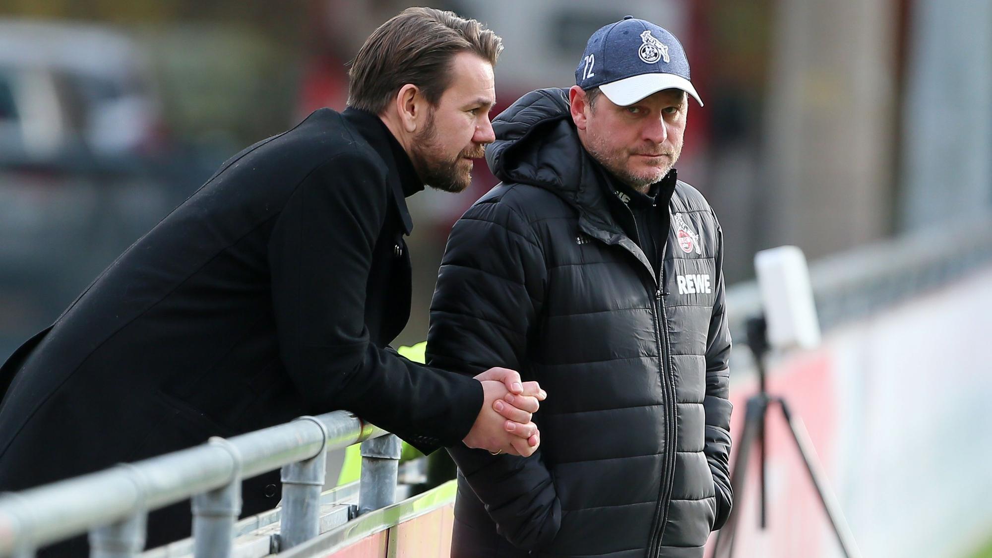 Thomas Kessler spricht mit Steffen Baumgart beim Training.