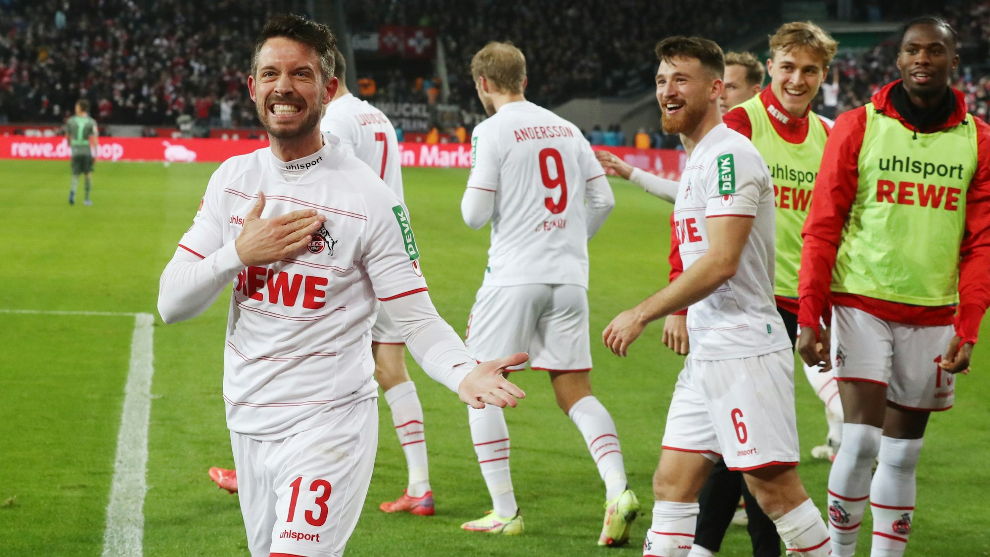 Mark Uth jubelt für den 1. FC Köln gegen Borussia Mönchengladbach.