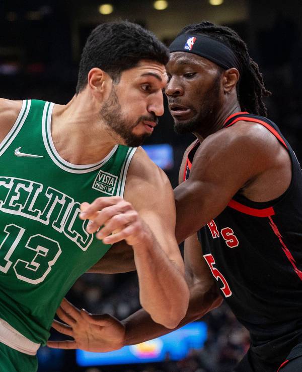 Enes Kanter (13) von den Boston Celtics umkurvt Precious Achiuwa von den Toronto Raptors in der ersten Halbzeit.