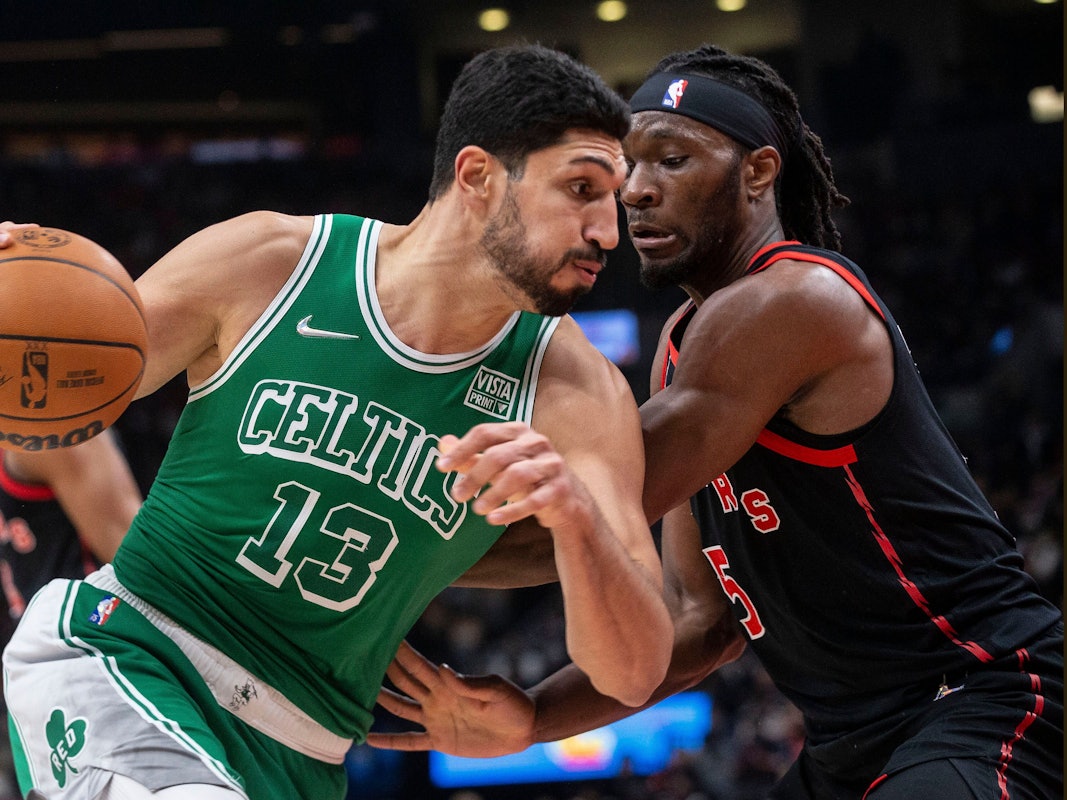 Enes Kanter (13) von den Boston Celtics umkurvt Precious Achiuwa von den Toronto Raptors in der ersten Halbzeit.