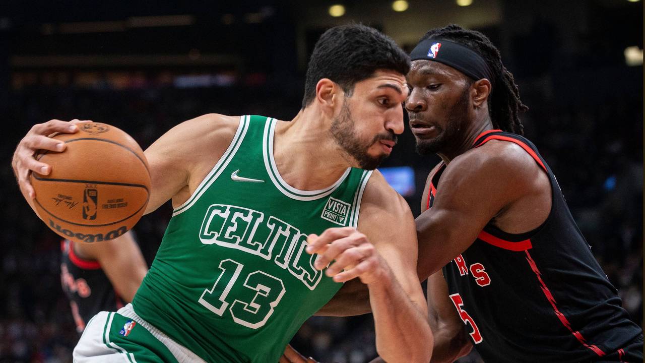Enes Kanter (13) von den Boston Celtics umkurvt Precious Achiuwa von den Toronto Raptors in der ersten Halbzeit.