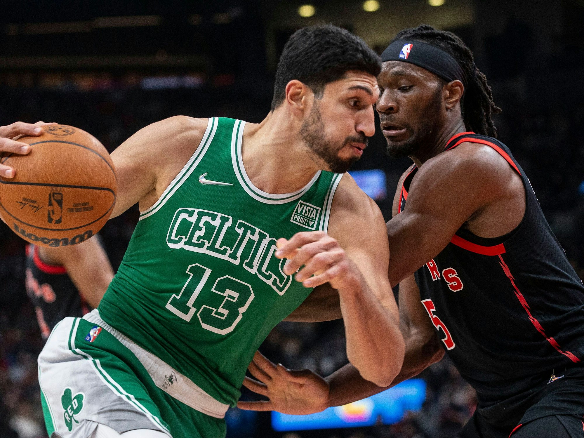 Enes Kanter (13) von den Boston Celtics umkurvt Precious Achiuwa von den Toronto Raptors in der ersten Halbzeit.