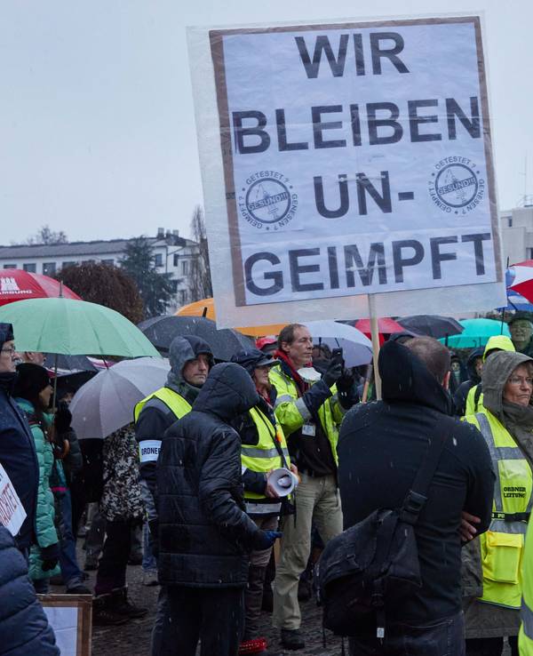 Teilnehmer einer Demonstration von Corona-Impfgegnern auf dem Glockengießerwall in Hamburg.