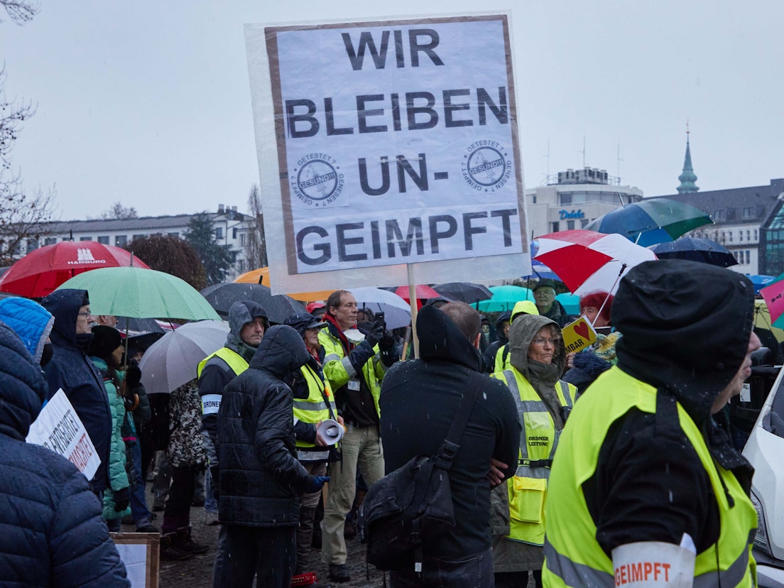 Teilnehmer einer Demonstration von Corona-Impfgegnern Ende November in Hamburg: Zwei von drei Ungeimpften wählen laut einer Forsa-Umfrage AfD oder „Die Basis“.