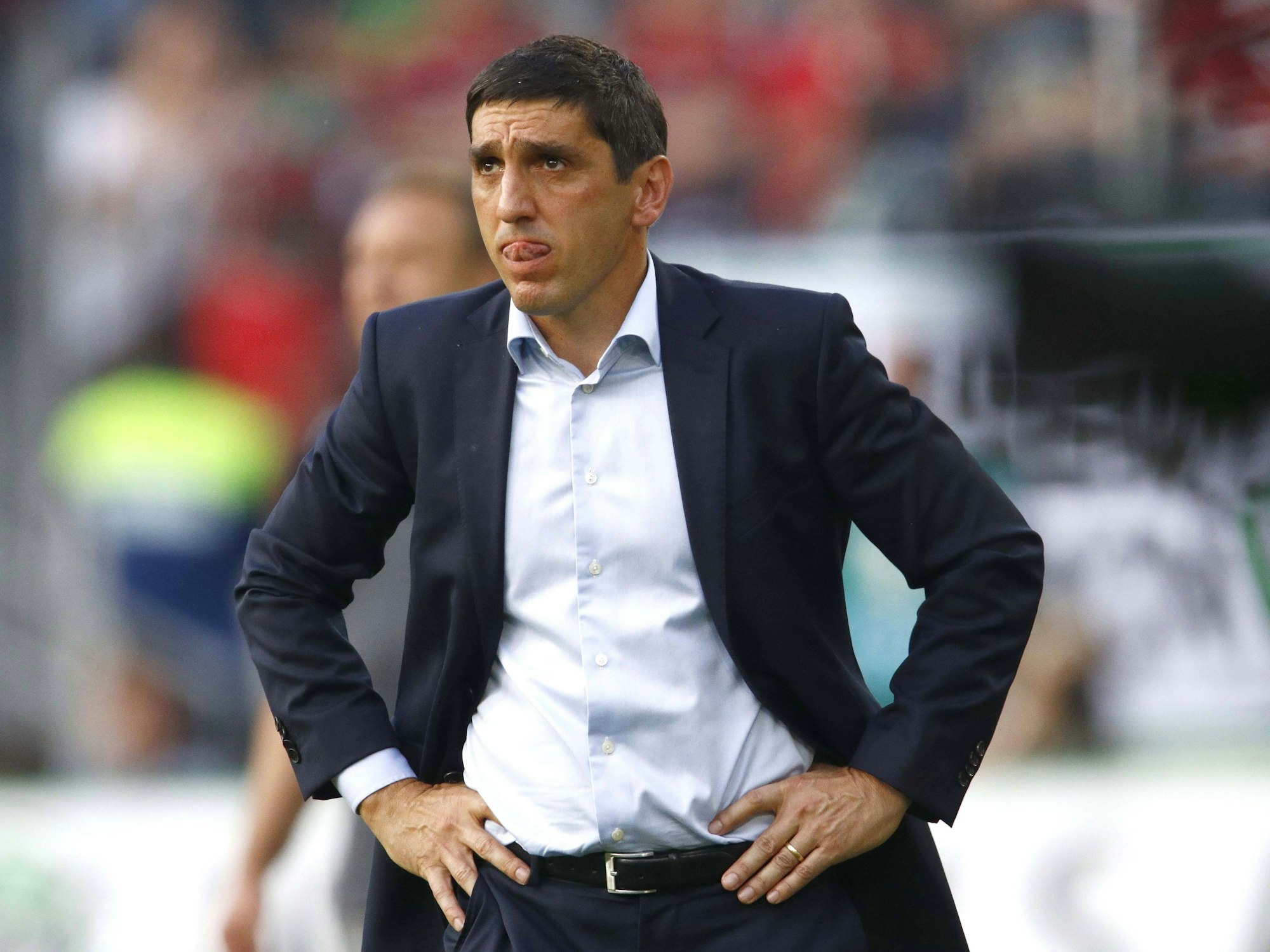 Tayfun Korkut steht an der Seitenlinie.