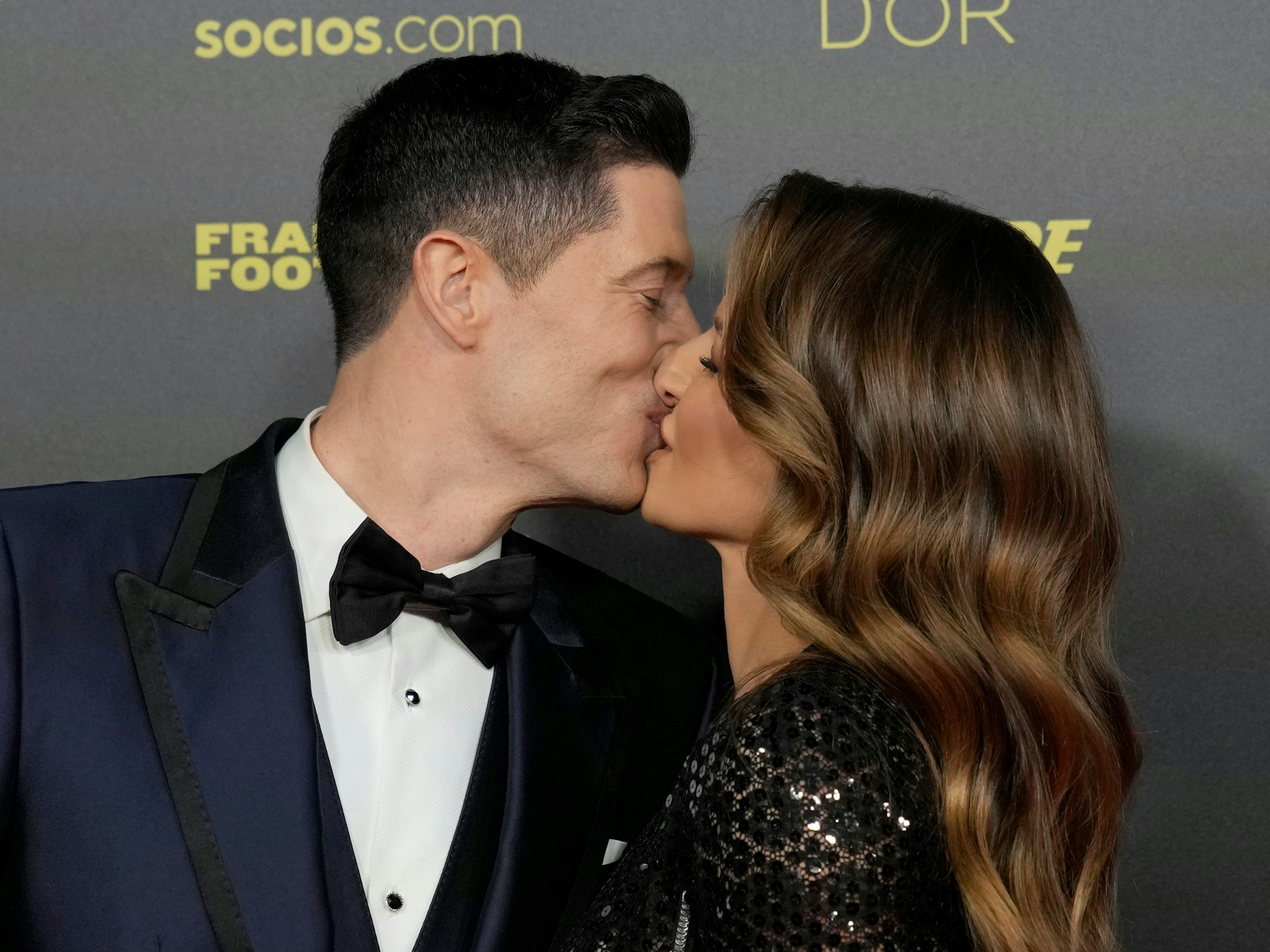 Robert Lewandowski küsst Frau Anna Lewandowska.