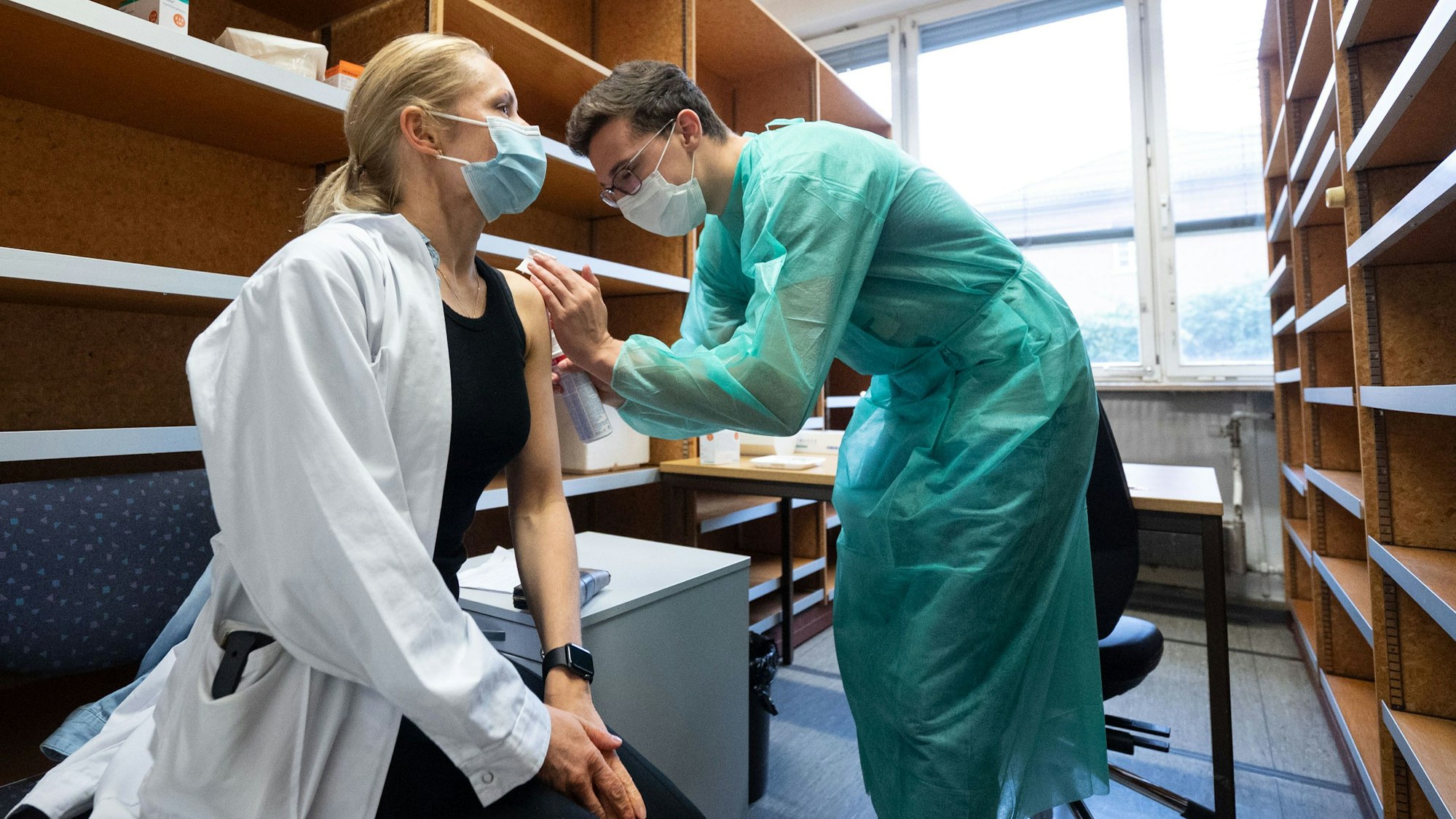 Eine Ärztin bekommt in einem Pop-Up-Impf-Ort in Tübingen ihre Impfung mit dem Wirkstoff von Biontech von einem Medizinstudenten verabreicht. Die Ampel-Koalitionäre wollen mit ihrer Mehrheit im Bundestag die Corona-Impfpflicht in Krankenhäusern und Pflegeheimen einführen.
