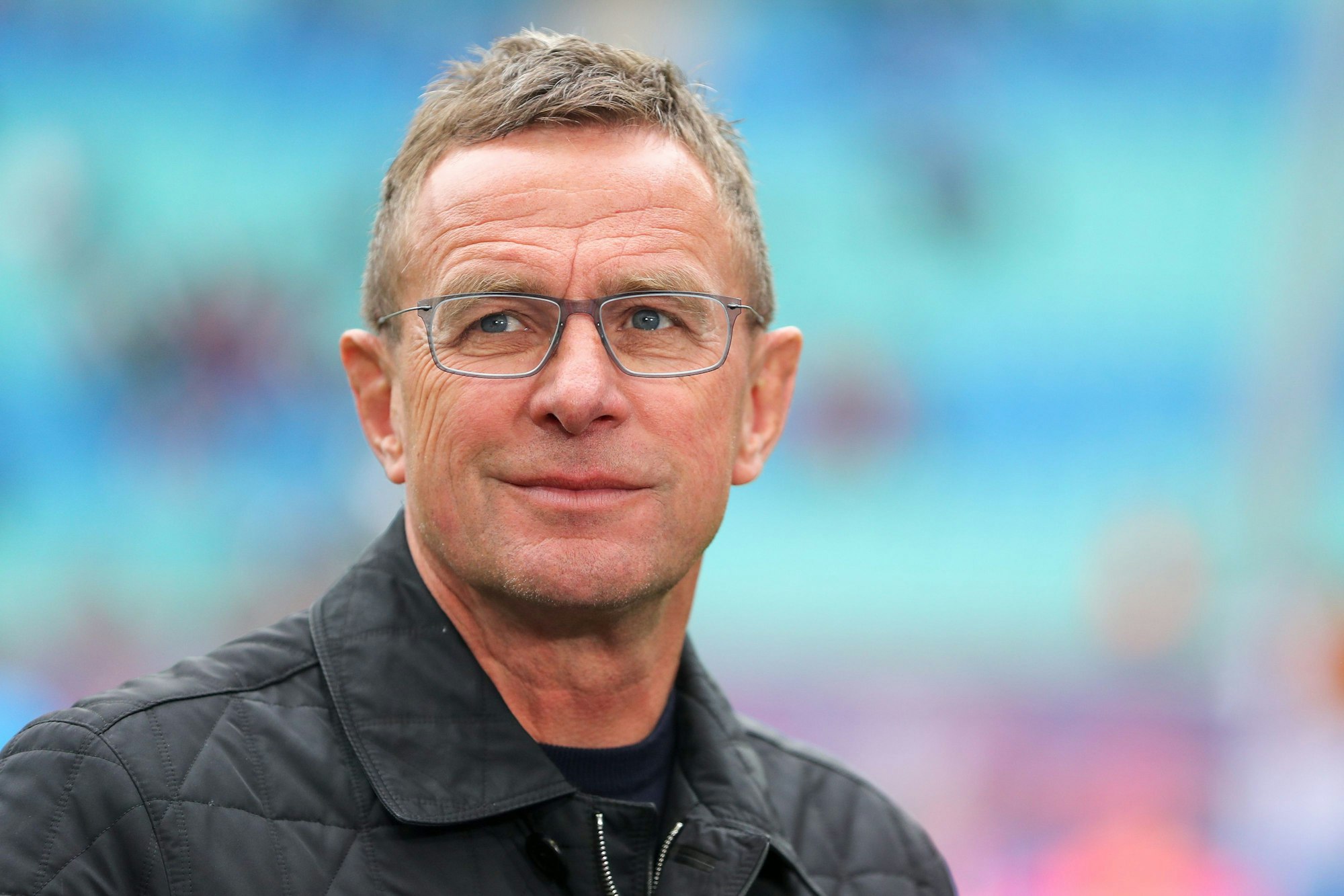Ralf Rangnick lächelt bei einem Heimspiel in Leipzig