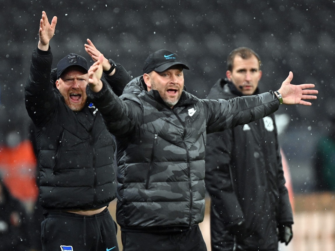 Herthas Cheftrainer Pal Dardai (M) und Co-Trainer Andreas Zecke Neuendorf (l) reagieren zum Ende des Spiels.