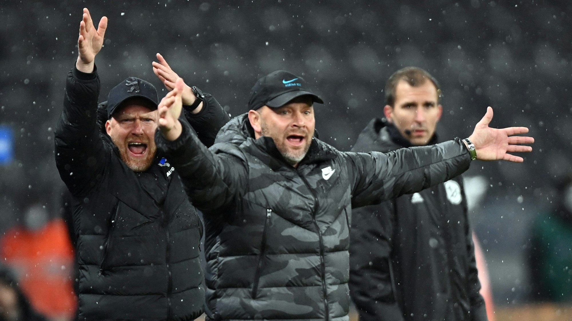 Herthas Cheftrainer Pal Dardai (M) und Co-Trainer Andreas Zecke Neuendorf (l) reagieren zum Ende des Spiels.