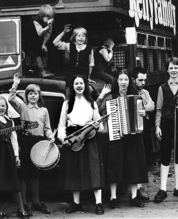 Die Kelly Family in voller Stärke posieren im Jahr 1979 in Berlin (von links nach rechts): Vater Daniel (48), Patricia (9), Johnny (12), Kathy (17), Caroline (18), Danny (19), Paul (15) und Mutter Barbara (38) mit dem 20 Monate alten Paddy auf dem Arm (hinten auf dem Bus) Jimmy (8), Joey (6) und Barbie (4). Caroline und Patricia haben sich nun wieder getroffen.