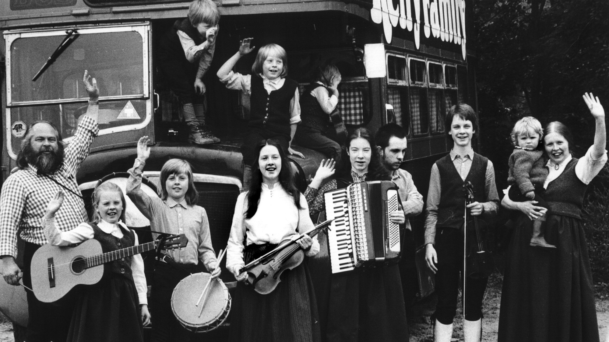 Die Kelly Family in voller Stärke posieren im Jahr 1979 in Berlin (von links nach rechts): Vater Daniel (48), Patricia (9), Johnny (12), Kathy (17), Caroline (18), Danny (19), Paul (15) und Mutter Barbara (38) mit dem 20 Monate alten Paddy auf dem Arm (hinten auf dem Bus) Jimmy (8), Joey (6) und Barbie (4). Caroline und Patricia haben sich nun wieder getroffen.
