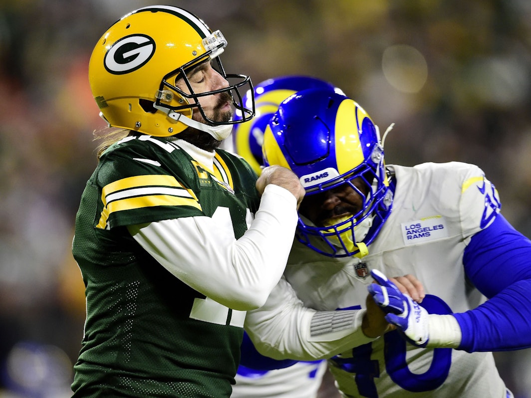 Aaron Rodgers wird von Von Miller gerammt.