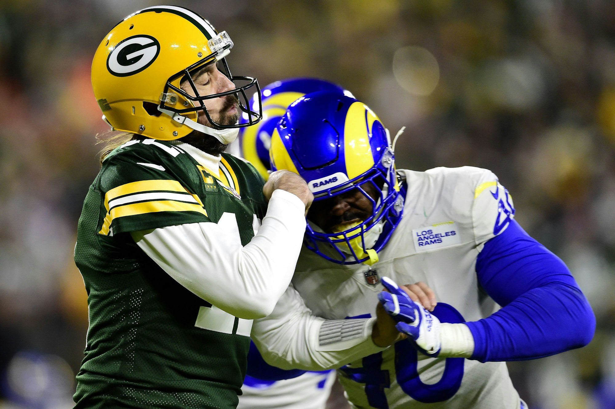 Aaron Rodgers wird von Von Miller gerammt.