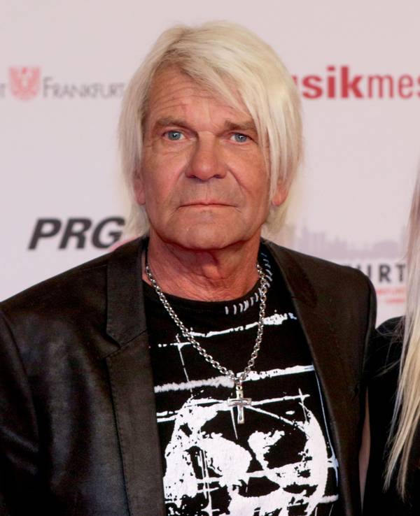 Sänger Matthias Reim (l) und seine Freundin, Schlagersängerin Christin Stark, kommen in der Festhalle in Frankfurt am Main (Hessen) zur Verleihung des PRG Live Entertainment Award (LEA) an.