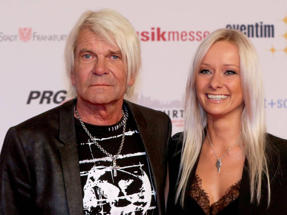 Sänger Matthias Reim (l) und seine Freundin, Schlagersängerin Christin Stark, kommen in der Festhalle in Frankfurt am Main (Hessen) zur Verleihung des PRG Live Entertainment Award (LEA) an.