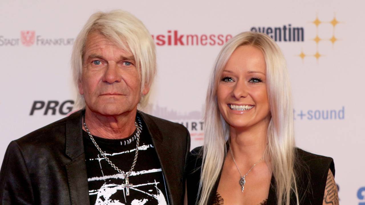Sänger Matthias Reim (l) und seine Freundin, Schlagersängerin Christin Stark, kommen in der Festhalle in Frankfurt am Main (Hessen) zur Verleihung des PRG Live Entertainment Award (LEA) an.