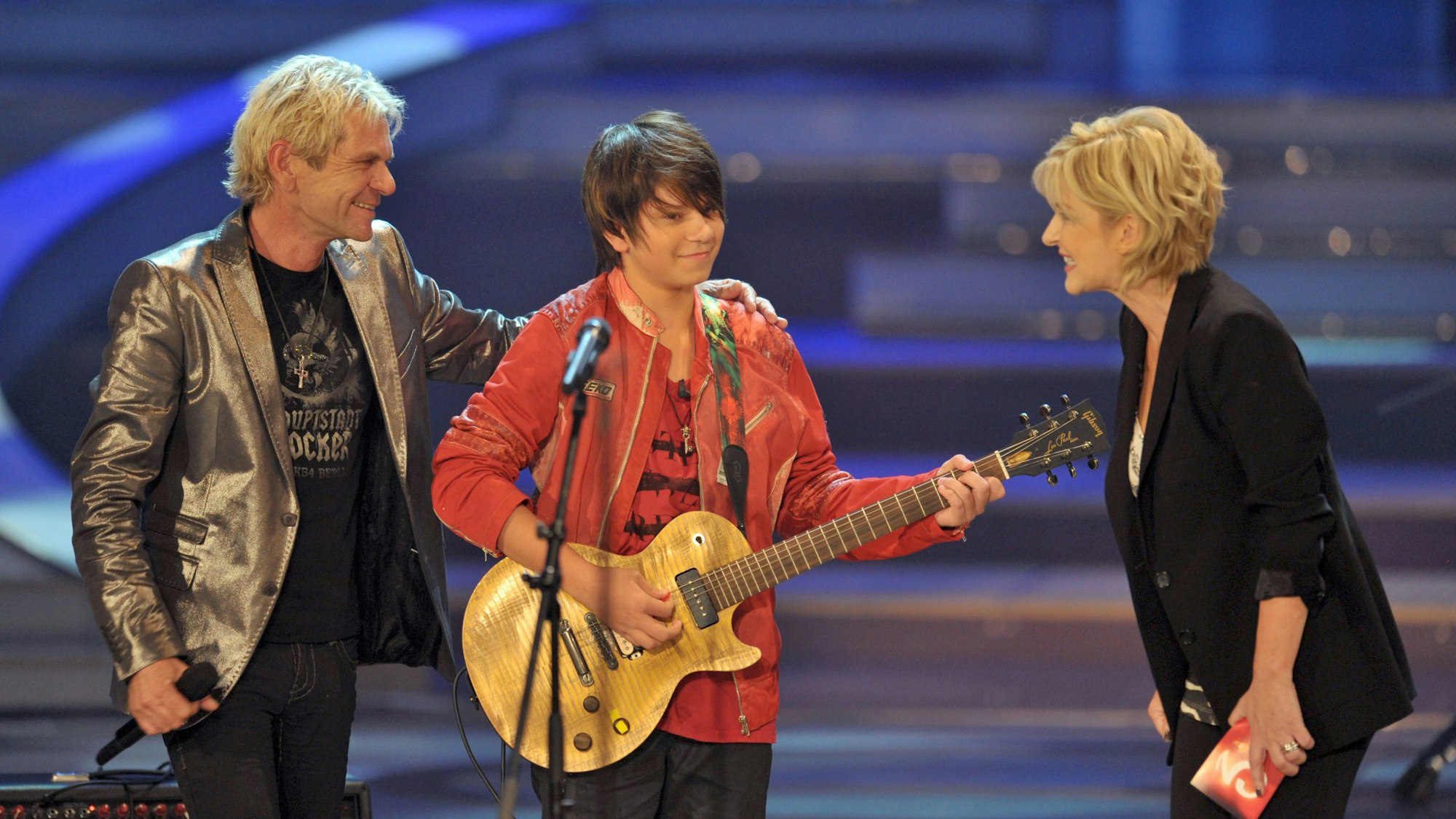 Matthias Reim steht mit seinem Sohn Julian und Moderatorin Carmen Nebel Ende Oktober 2010 während der ZDF-Fernsehshow „Willkommen bei Carmen Nebel“ in Bremen auf der Bühne.