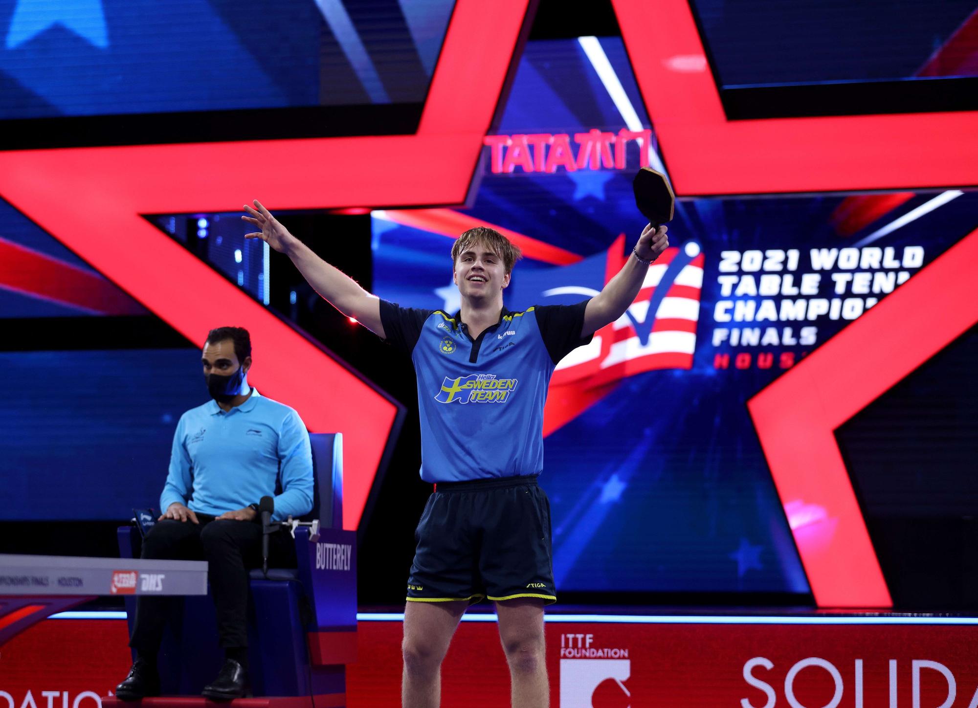 Truls Möregard jubelt über seinen Sieg gegen Timo Boll.