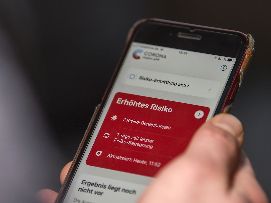 Das Symbolfoto (aufgenommen am 10. Dezember 2020 in Berlin) zeigt die Corona-Warn-App auf einem Handy, welche ein erhöhtes Risiko anzeigt.