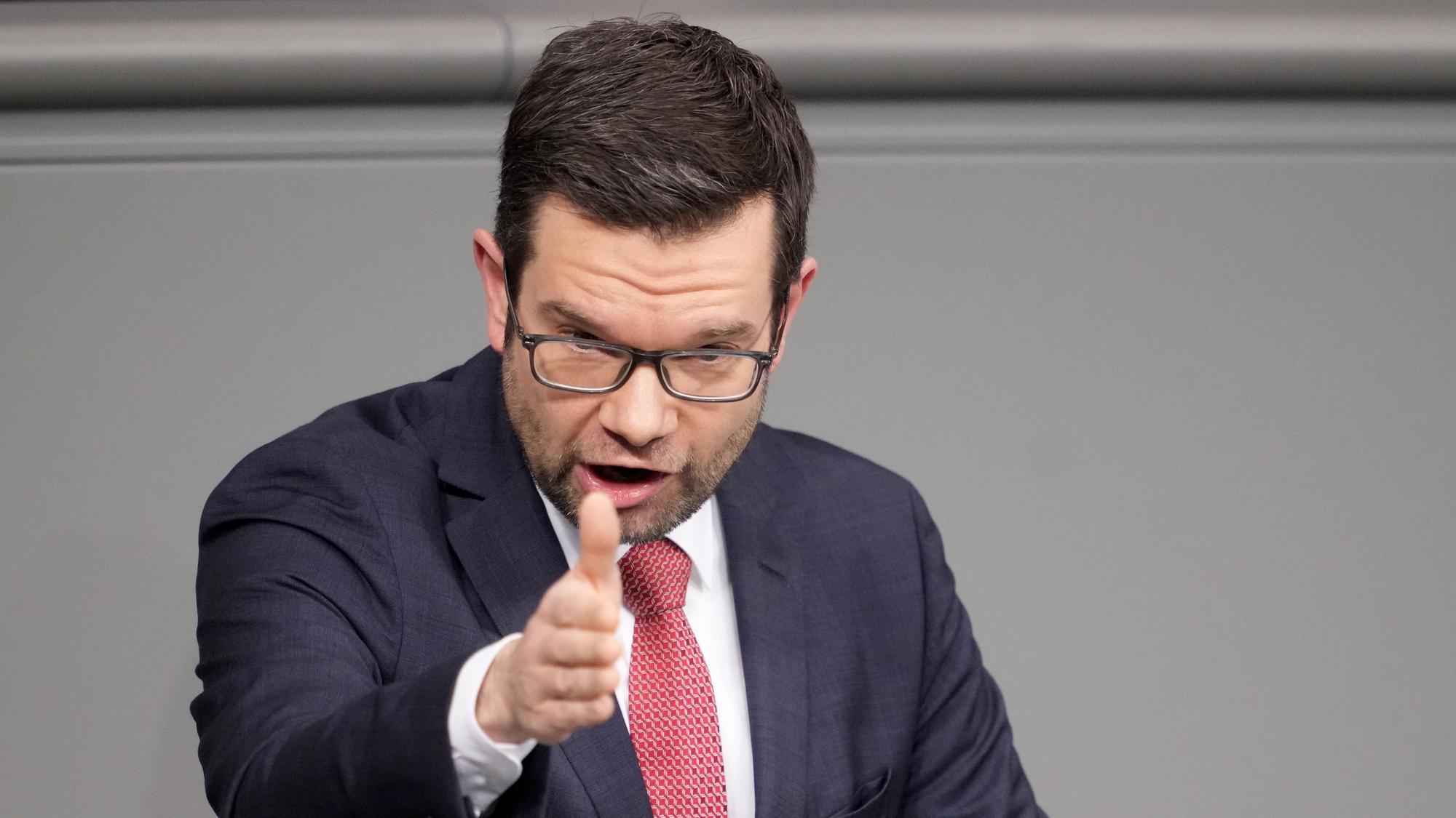 Marco Buschmann (FDP) spricht während der Sitzung des Bundestags. Thema unter anderen zweite und dritte Beratung des von den Fraktionen SPD, Bündnis 90/Die Grünen und FDP eingebrachten Entwurfs eines Gesetzes zur Änderung des Infektionsschutzgesetzes und weiterer Gesetze anlässlich der Aufhebung der Feststellung der epidemischen Lage von nationaler Tragweite.