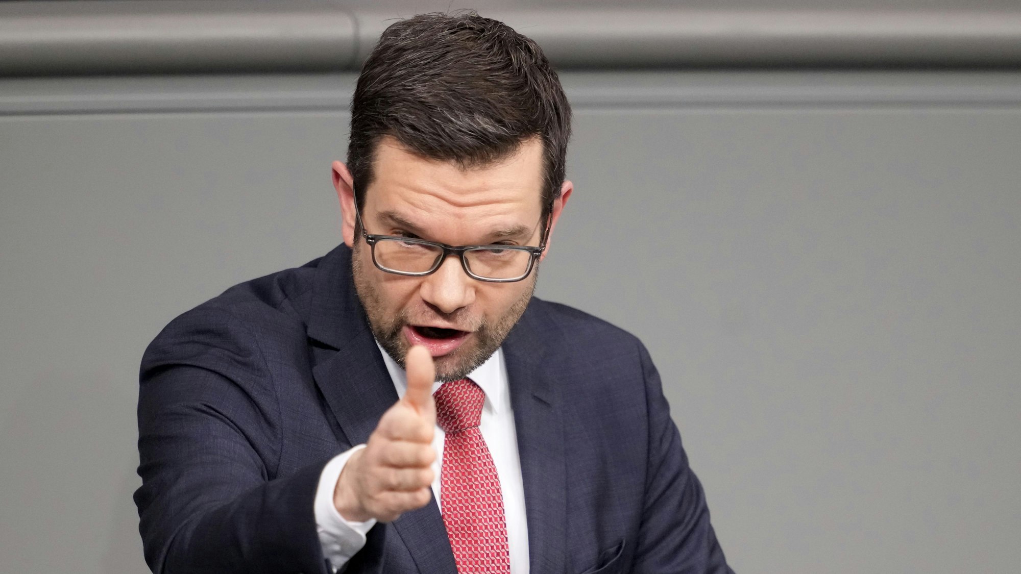 Marco Buschmann (FDP) spricht während der Sitzung des Bundestags. Thema unter anderen zweite und dritte Beratung des von den Fraktionen SPD, Bündnis 90/Die Grünen und FDP eingebrachten Entwurfs eines Gesetzes zur Änderung des Infektionsschutzgesetzes und weiterer Gesetze anlässlich der Aufhebung der Feststellung der epidemischen Lage von nationaler Tragweite.