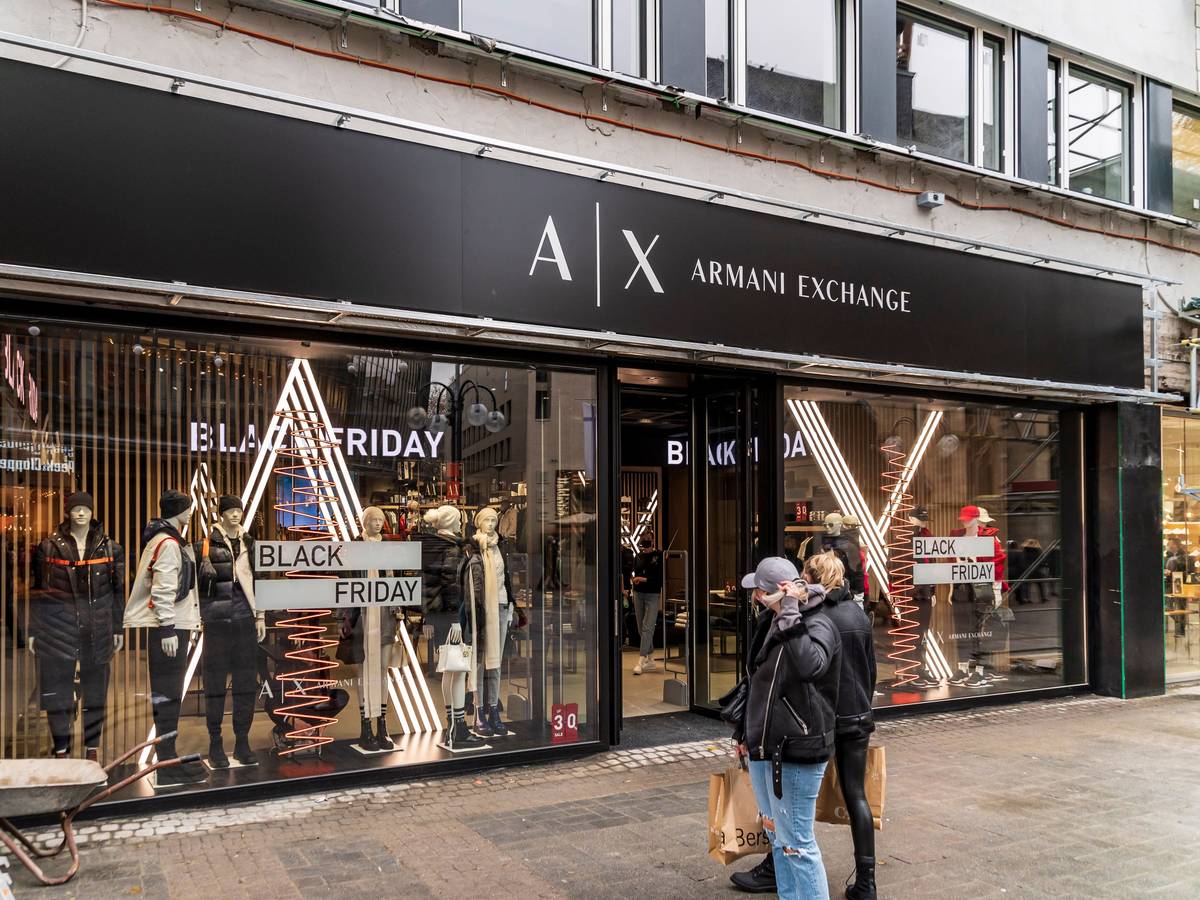 Auf der Schildergasse in der Kölner Innenstadt hat Armani seinen Exchange Flagshipstore eröffnet - Foto vom 26. November.