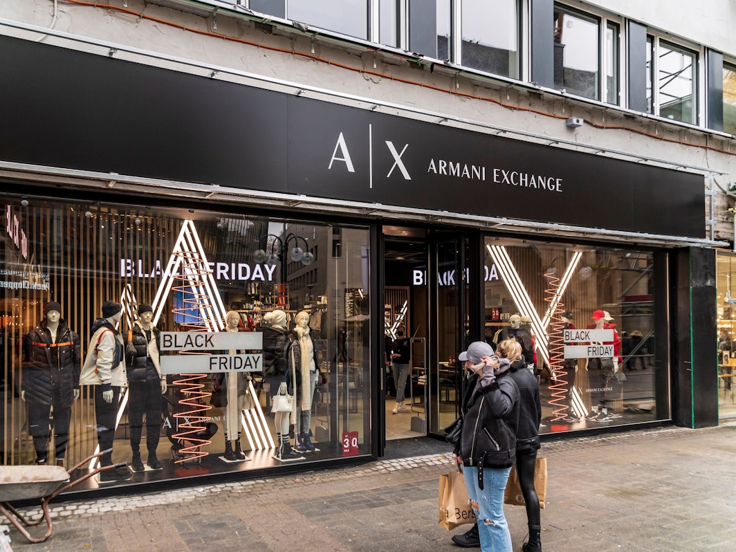 Auf der Schildergasse in der Kölner Innenstadt hat Armani seinen Exchange Flagshipstore eröffnet - Foto vom 26. November.