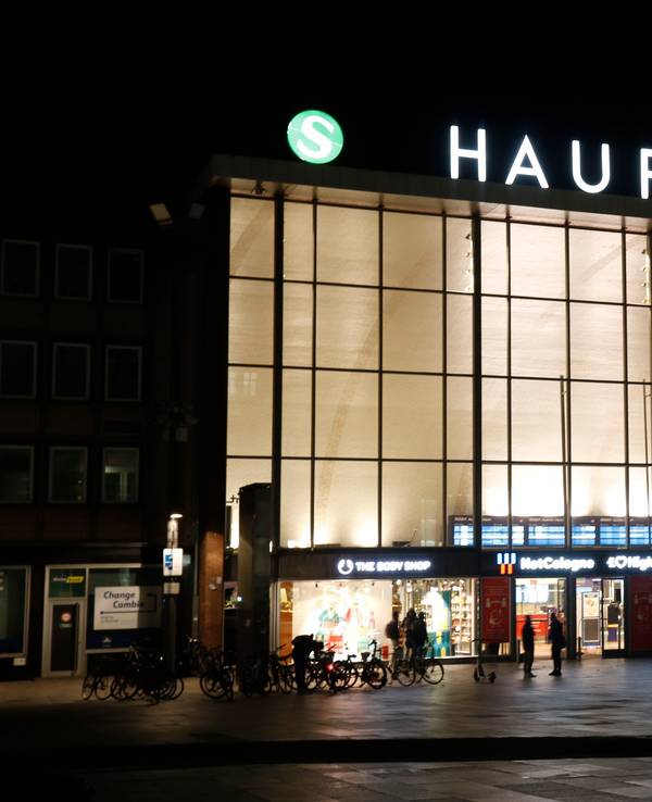 Der Kölner Hauptbahnhof nachts von außen.