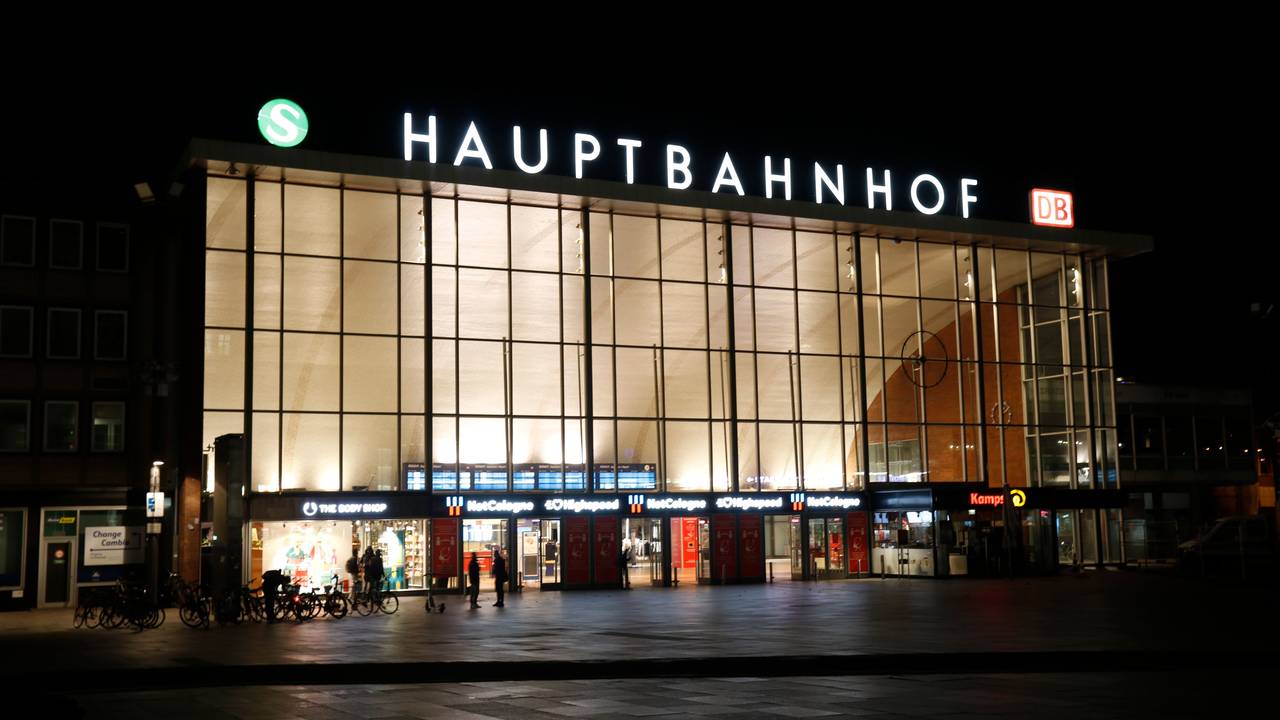 Der Kölner Hauptbahnhof nachts von außen.