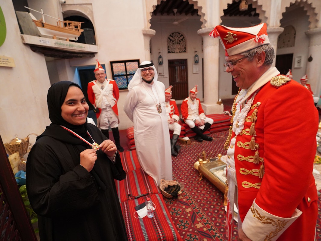 Heinz-Günther Hunold in Dubai bei einem Austausch mit einem arabischen Kulturverein.
