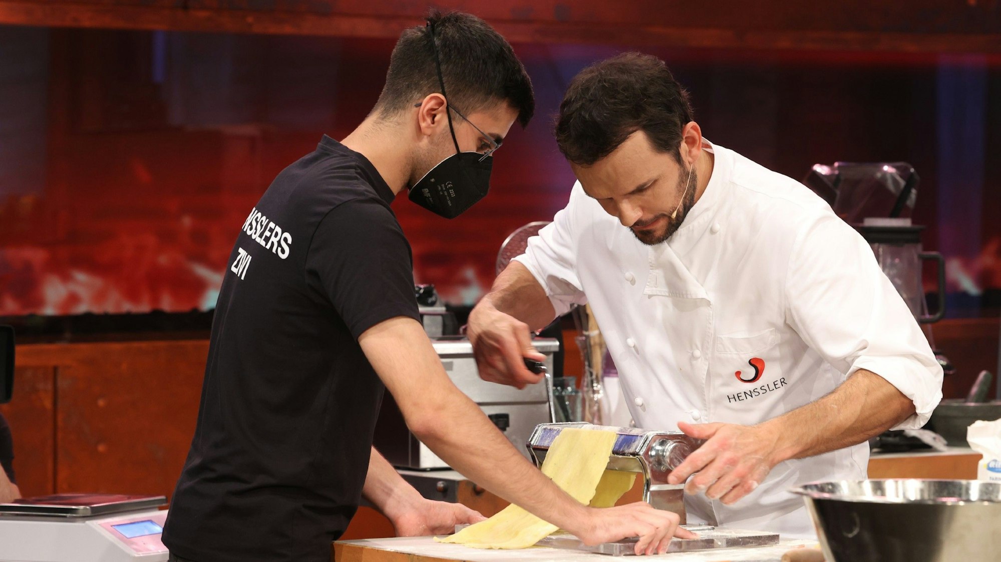 „Hensslers Zivi“ Howan Ari (l.) mit dem Profikoch Steffen Henssler.