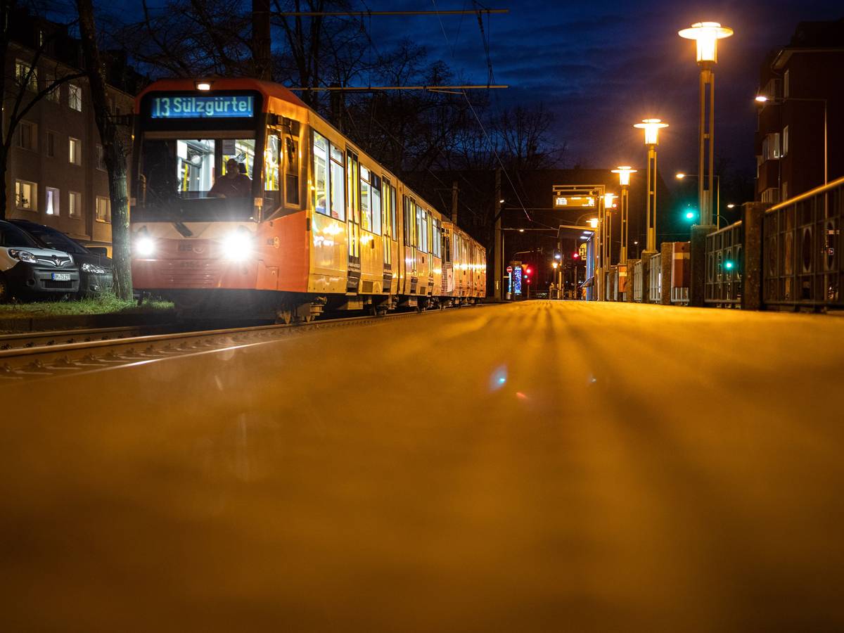 Eine Stadtbahn der Kölner Verkehrsbetriebe (KVB) der Linie 13 mit dem Fahrtziel „Sülzgürtel“ fährt an der komplett leeren Haltestelle „Euskirchener Straße“ vorbei.
