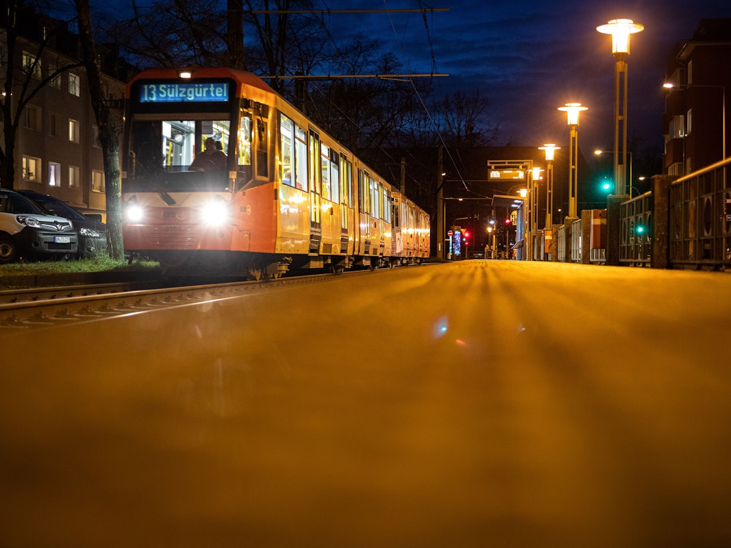 Eine Stadtbahn der Kölner Verkehrsbetriebe (KVB) der Linie 13 mit dem Fahrtziel „Sülzgürtel“ fährt an der komplett leeren Haltestelle „Euskirchener Straße“ vorbei.
