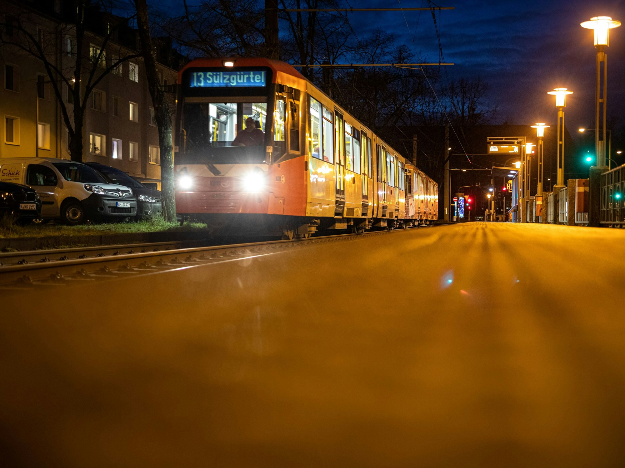 Eine Stadtbahn der Kölner Verkehrsbetriebe (KVB) der Linie 13 mit dem Fahrtziel „Sülzgürtel“ fährt an der komplett leeren Haltestelle „Euskirchener Straße“ vorbei.