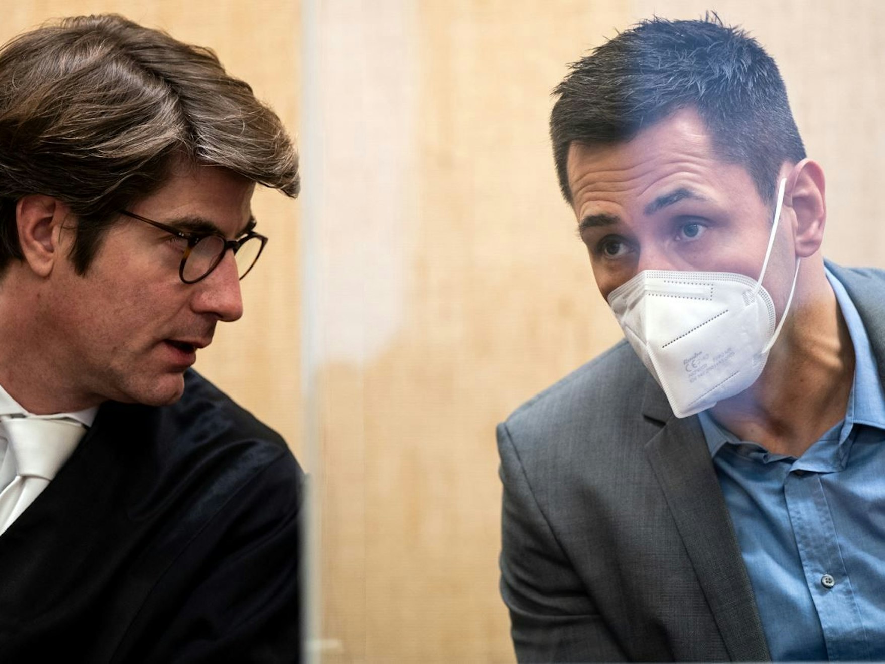 Köln: Der ehemalige Box-Profi Felix Sturm wartet im Gerichtssaal auf den Beginn der Berufungsverhandlung.